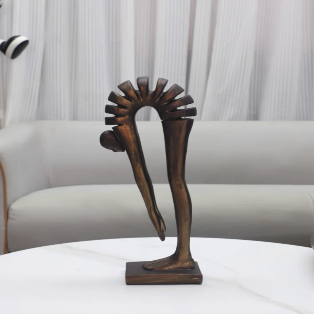 欧式轻奢树脂弯腰人物雕塑摆件客厅玄关电视柜样板房软装家居饰品