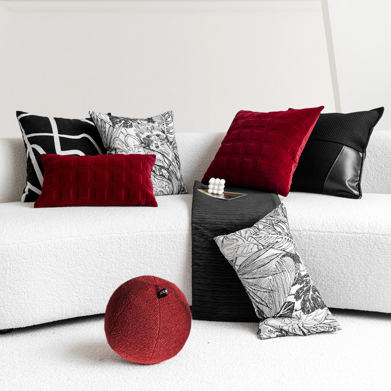 黑色客厅沙发抱枕红色靠垫