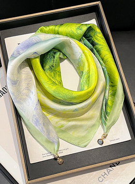 绿色油画磁吸扣小方巾三角丝巾女春秋防晒妈妈护颈围脖子轻薄围巾