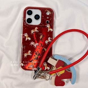 新年红色小马适用苹果17手机壳iPhone17Promax新款16高级感15保护套13硅胶14防摔全包腕带挂绳女款软壳马年薄