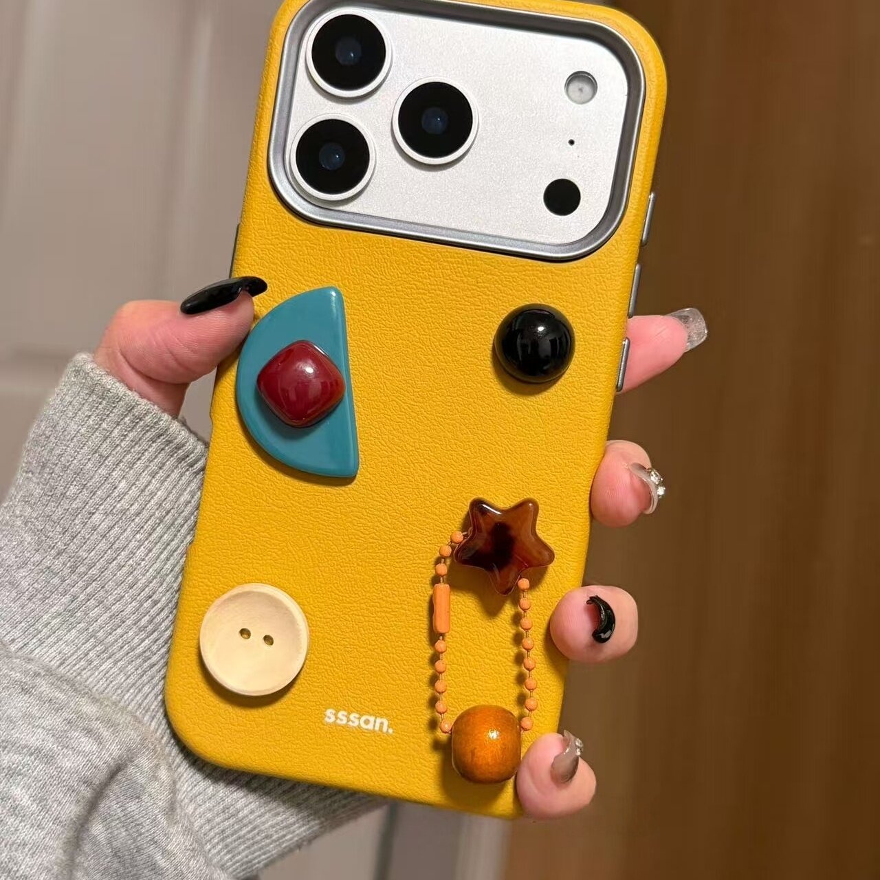 黄底立体陨石英文皮质适用iPhone17promax手机壳15新款17pro网红女款13创意全包防摔16pro超好看17保护套