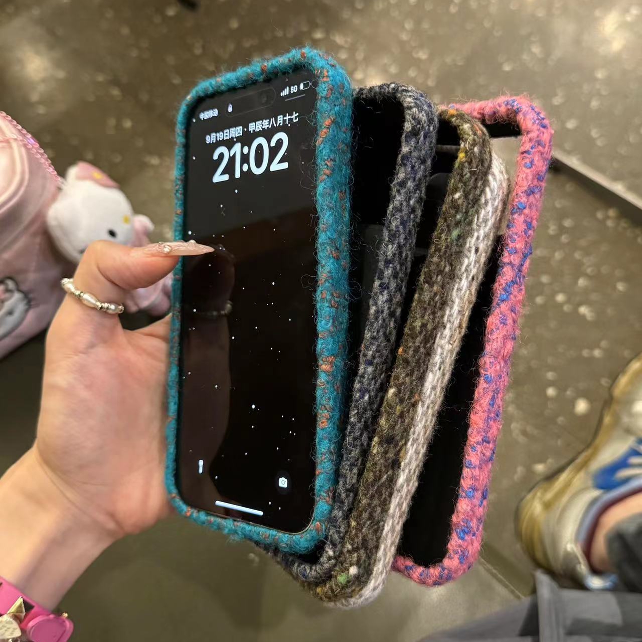 小众ins风秋冬新款毛绒标签小清新适用iphone16promax绒布手感保护套苹果15高级感14复古风13少女防摔不撞壳