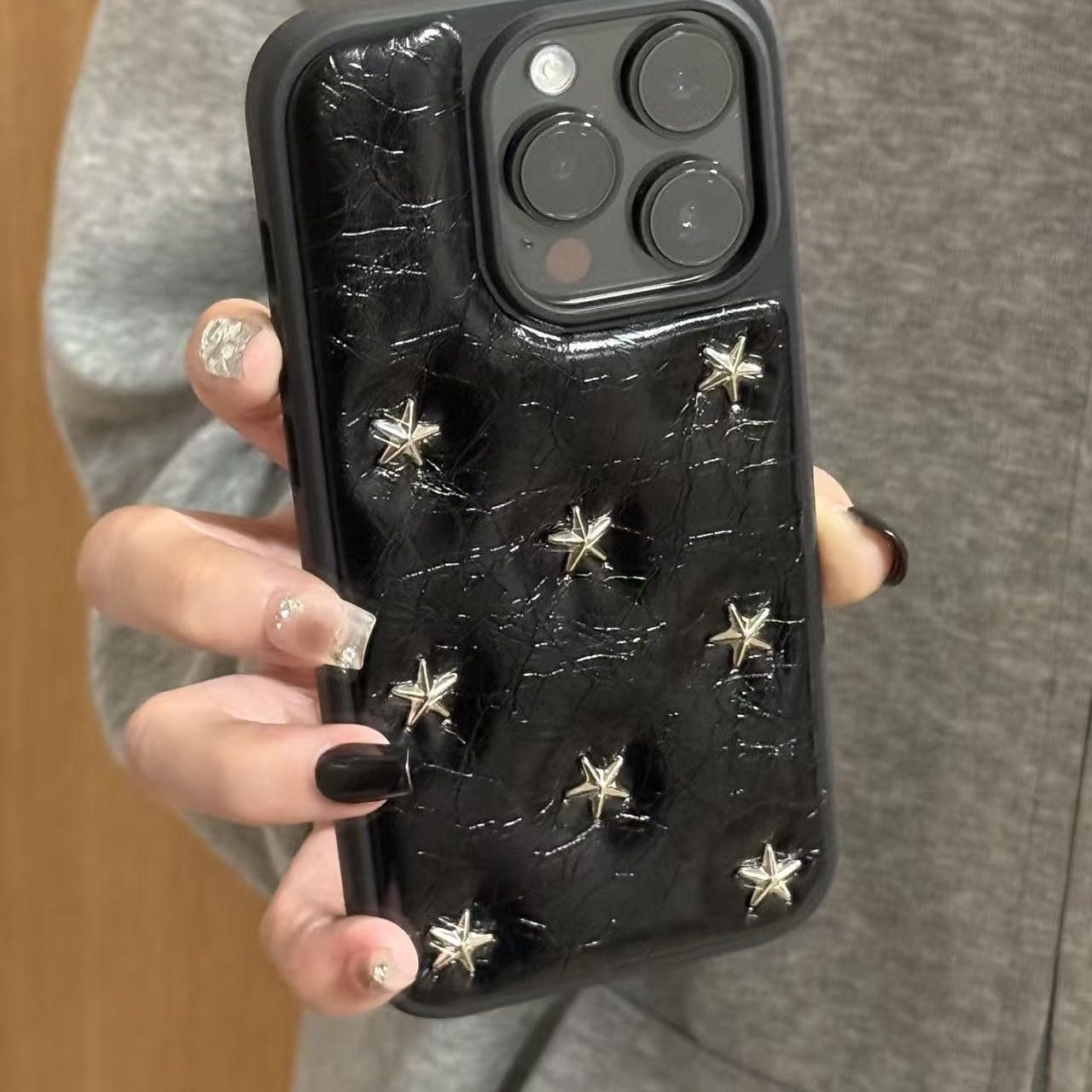 高级感皮质鼓包星星黑色适用iPhone16promax手机壳15