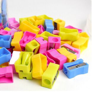 孔小卷笔刀红黄蓝绿色儿童小学生削笔器小型手动塑料转笔刀