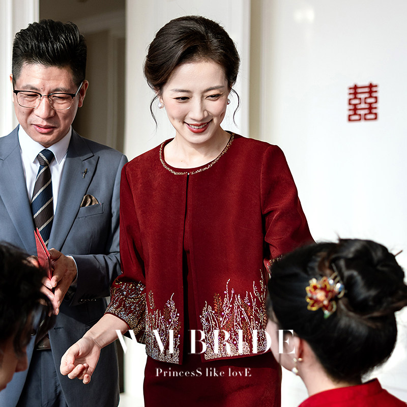 酒红色妈妈礼服高贵年轻2026新款喜婆婆婚宴礼服轻奢高级感两件套