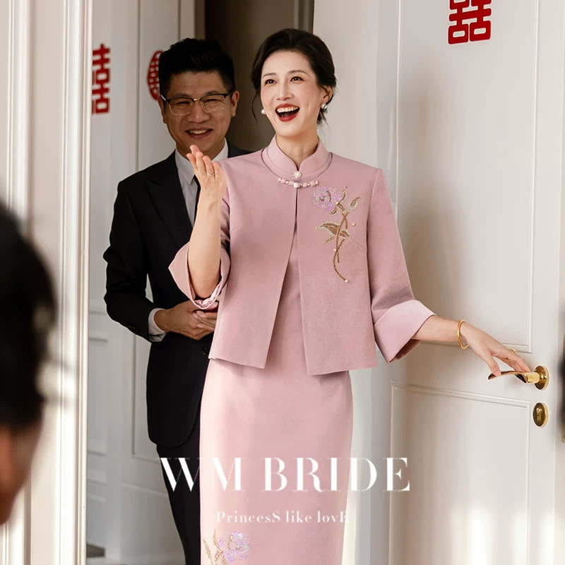 高端轻奢喜婆婆婚宴礼服平时可穿2026新款气质妈妈旗袍粉色两件套