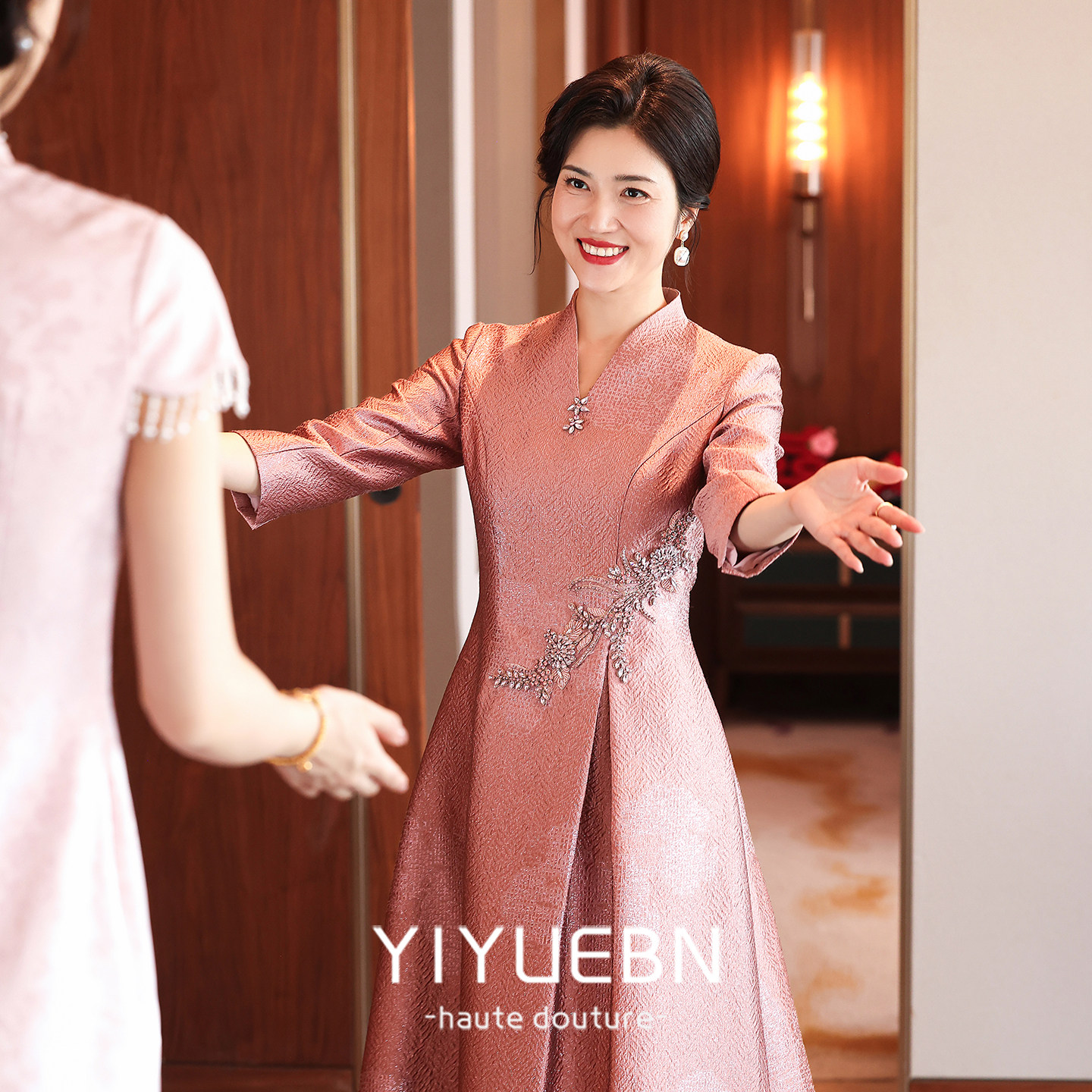 高贵年轻喜婆婆婚宴礼服2026新款订婚妈妈装高端轻奢长袖旗袍大码