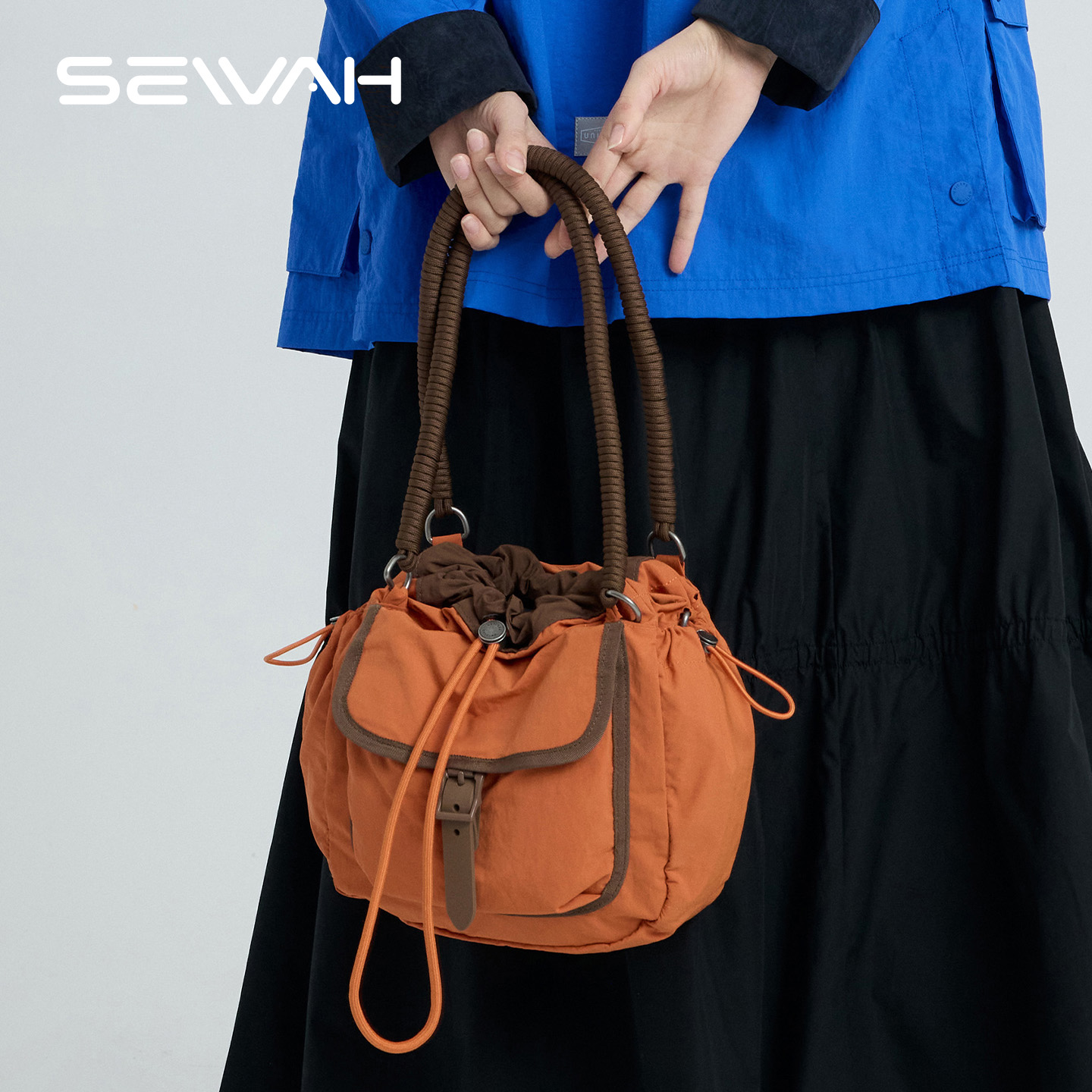 单肩包女大容量2025新款通勤百搭斜挎包休闲轻量旅行包水桶手提包