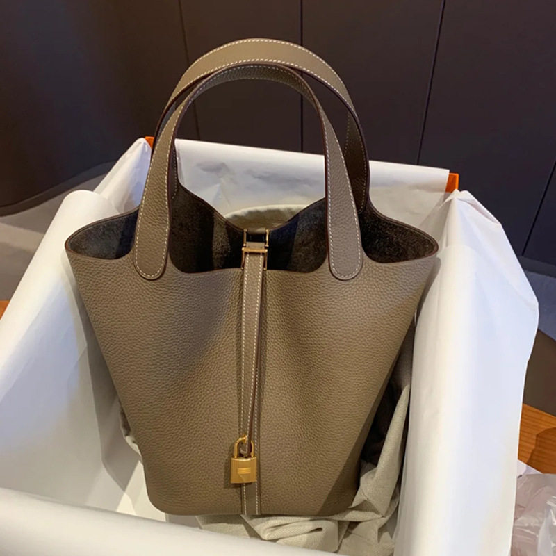 爱姐家一件新款拼色菜篮子包真皮