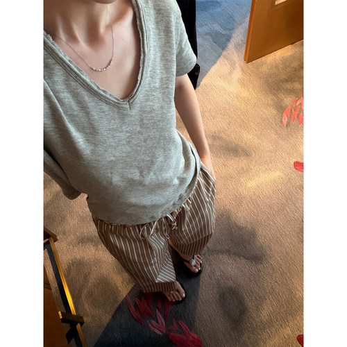 FOCUS ON CC 毛边小 V 领短袖