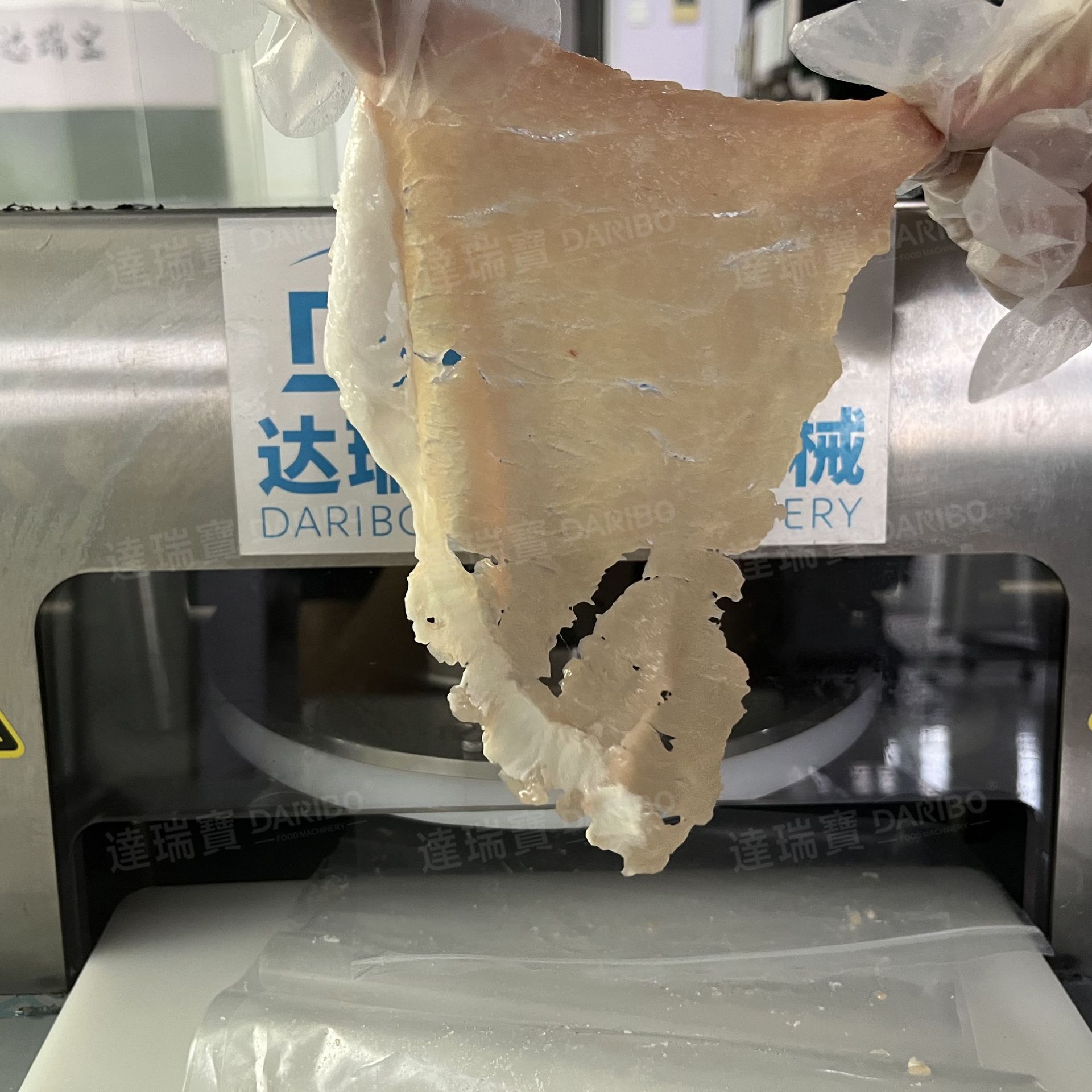 W牛肉猪肉鸡肉压片机 自动感应肉排压片机 台式肉排肉扒压薄片机