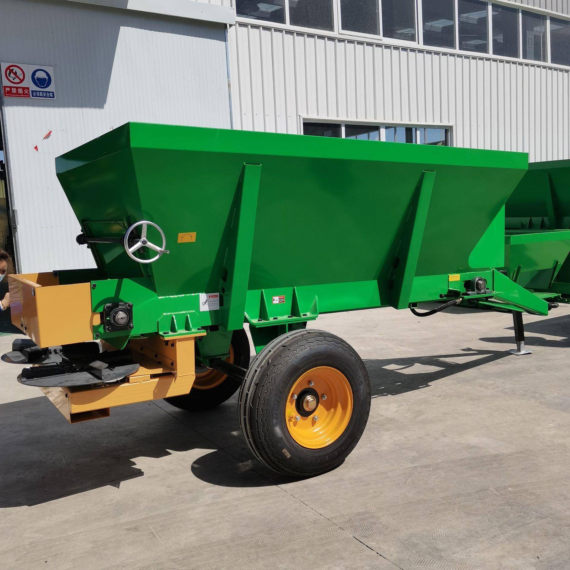 三轮撒粪肥车三轮撒粪车价格四轮牵引3方5方撒肥车