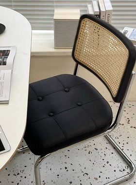 北欧复古黑色藤编椅子家用ins设计师弓形餐椅轻奢网红休闲化妆椅