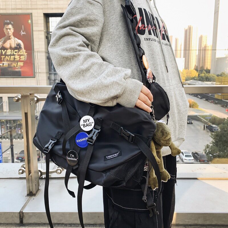 网红邮差港风工装机能斜挎帆布包男简约休闲学生大容量单肩包潮