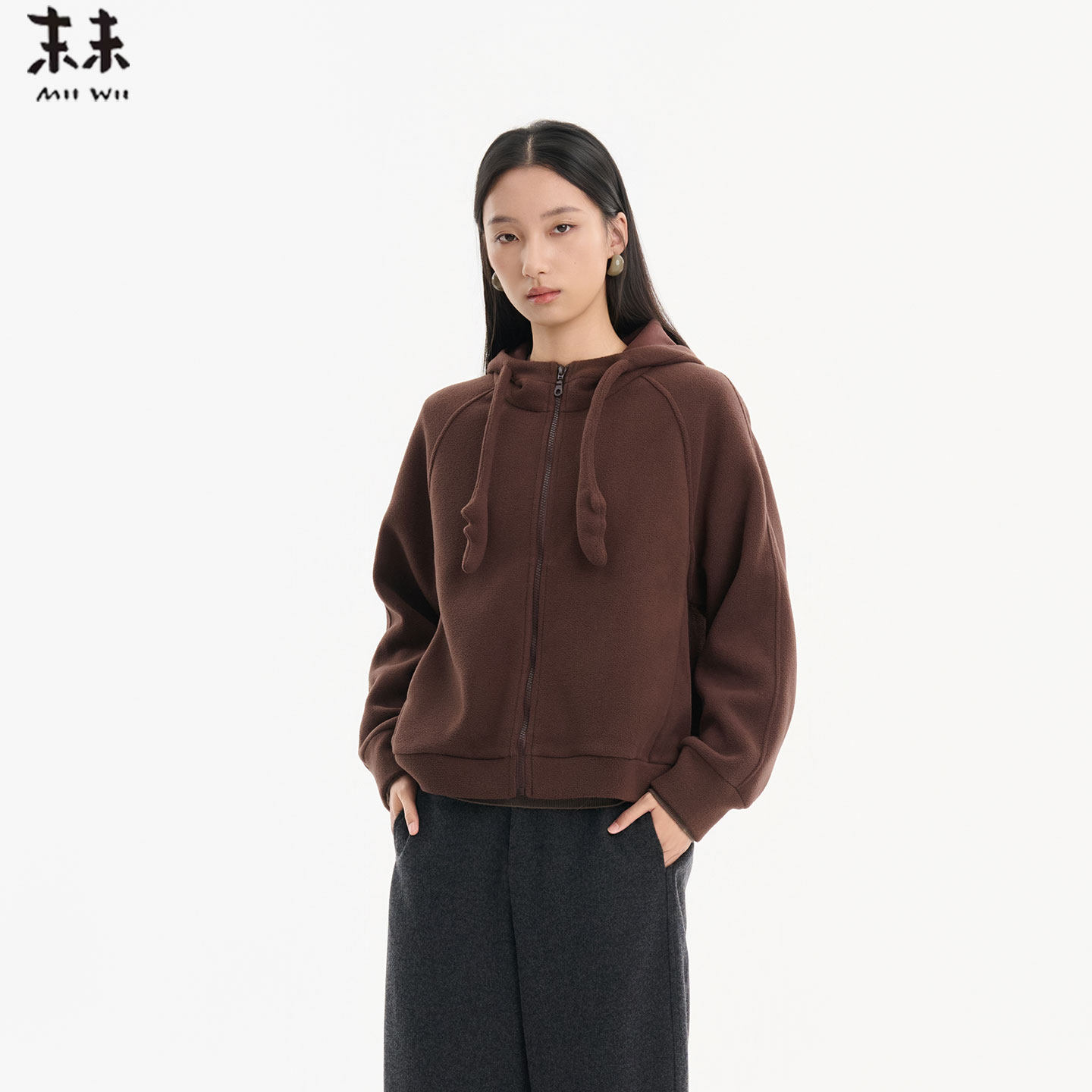 MIIWII末未25冬咖色短款连帽摇粒绒外套休闲绒感外套女W254410