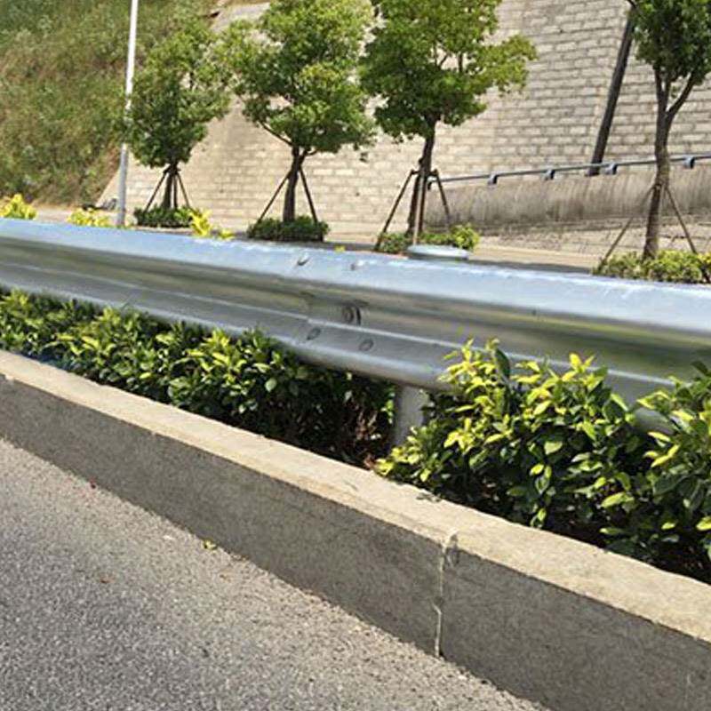 高速公路交通护栏板防护栏波浪型护栏板厂家 二波镀锌波形护栏板
