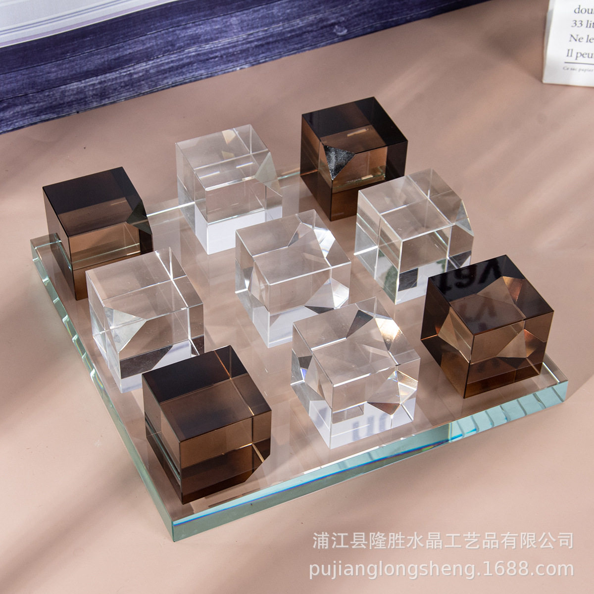 简约风格客厅摆件透明压脚方体 磨砂家居装修材料软装烟灰色棋盘