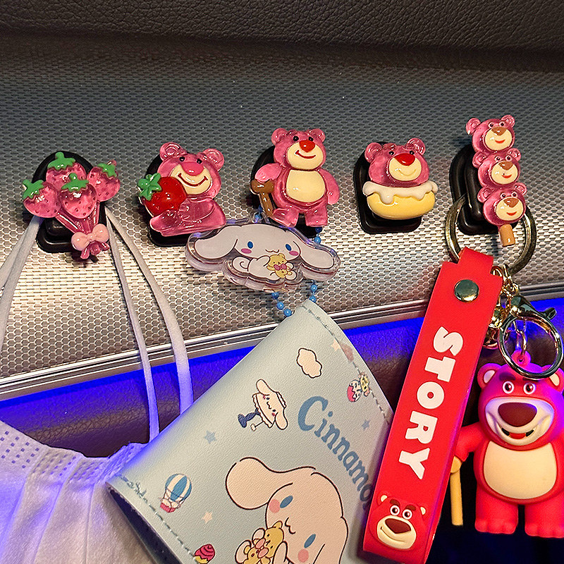 草莓熊车载挂钩前排副驾驶可爱多功能汽车内座椅背小挂钩网红女生