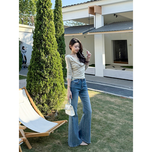 王家有鱼2026年早春磨白复古蓝中腰修身浅色不贴腿微喇裤牛仔裤女