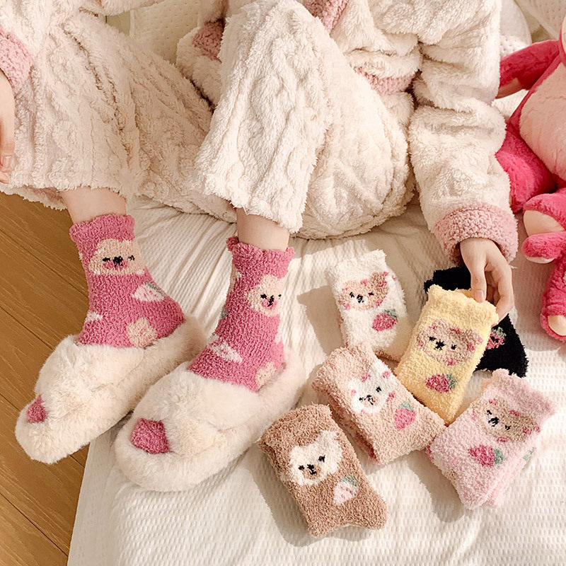 保暖女袜可爱草莓熊珊瑚绒加厚中筒袜子女居家卡通月子睡眠地板袜