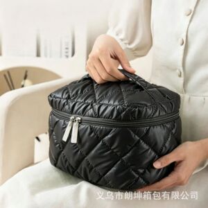 新款羽绒便携式化妆包绗