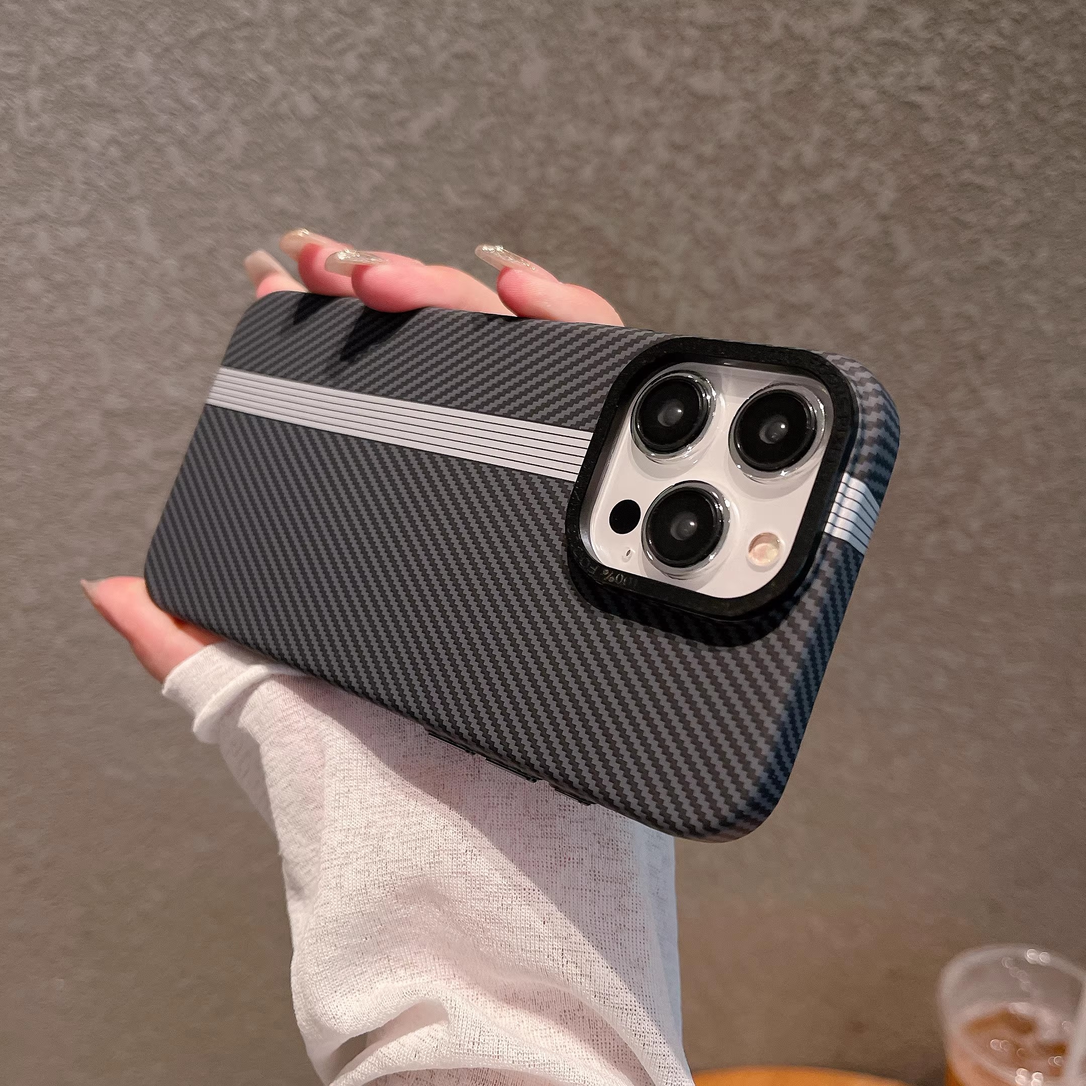 适用苹果17promax手机壳16浮雕碳纤维纹高级感15promax手机壳磁吸新款iPhone14plus保护壳13金属按键硬外壳男