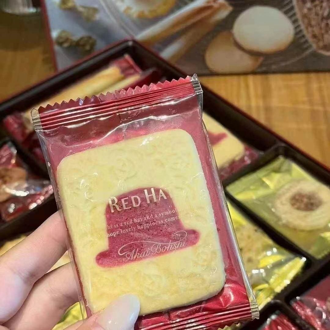 小红帽子赤心日本进口巧克力夹心喜饼干喜宴曲奇零食婚庆礼物盒罐