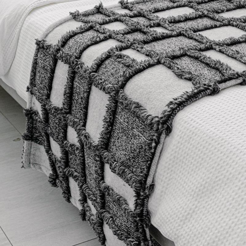 现代简约黑灰床民尾巾白搭展厅UWE样板间床品轻奢宿酒店软装床毯