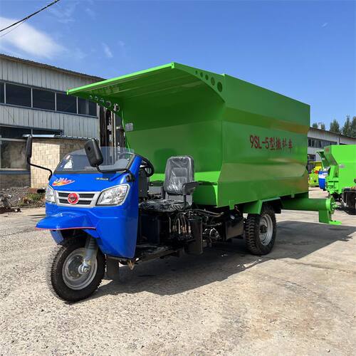 牛羊饲喂散草机 自走式柴油三轮撒料车 养殖饲料分配器