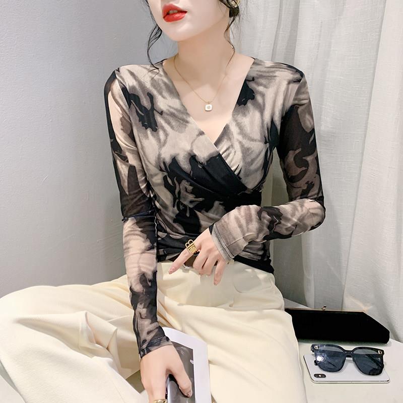 俏艺点丨欧货性感交叉V领T恤女长袖时尚印花网纱上衣洋气百搭打底