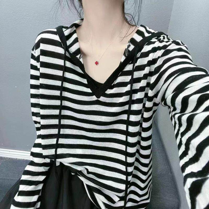 黑灰条纹连帽针织衫上衣女2026春秋新款韩版宽松显瘦打底长袖T恤