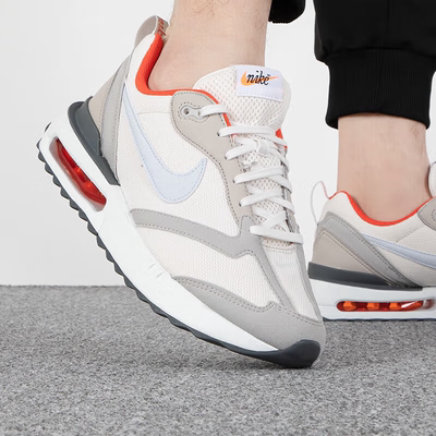 耐克透气轻便缓震跑步鞋