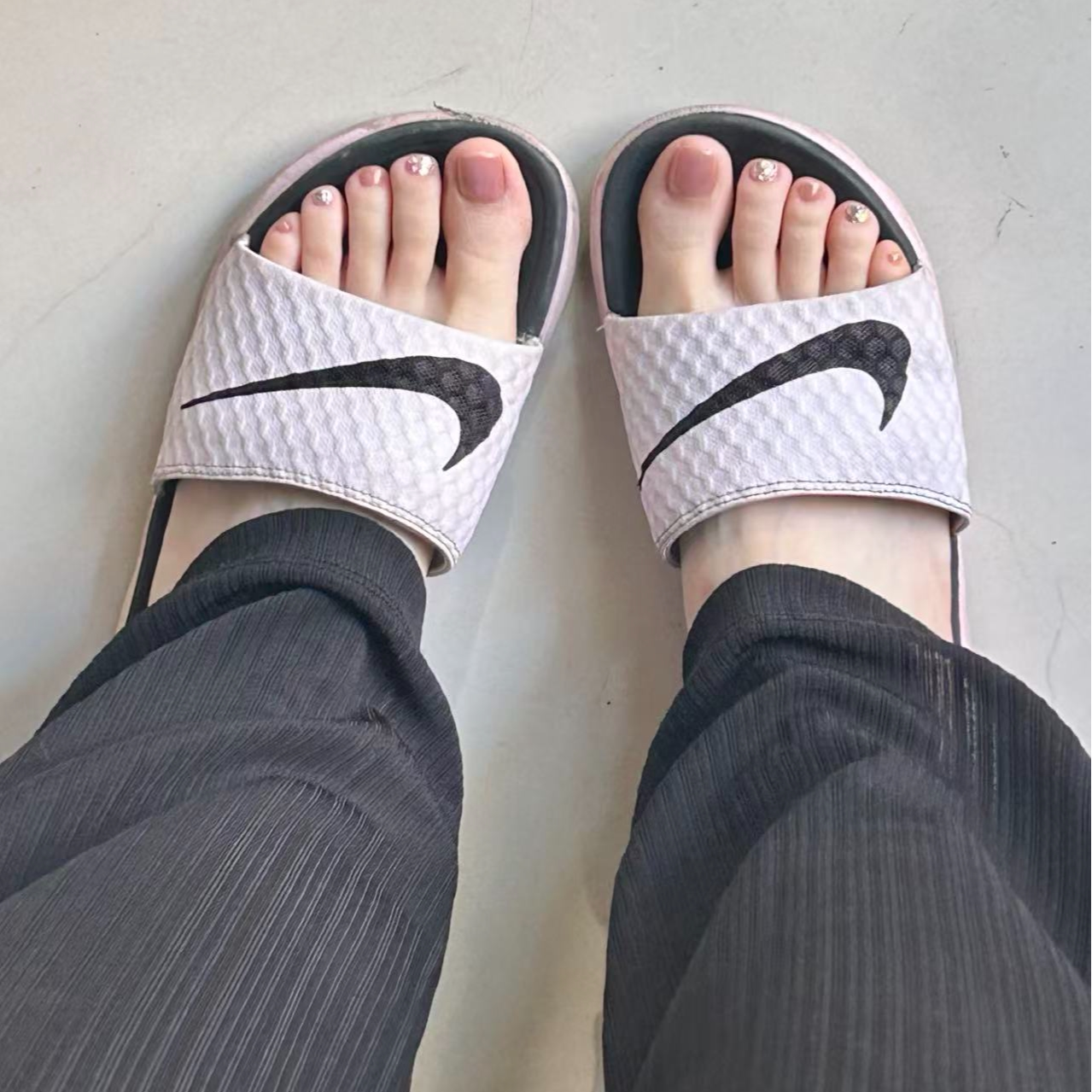 NIKE/耐克 Solarsoft 2 橡胶底一字拖鞋 女款北极粉黑 705475-602
