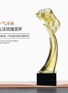 琉璃元素金色牛气冲天动物生肖造型水晶奖杯企业年会菁英颁奖