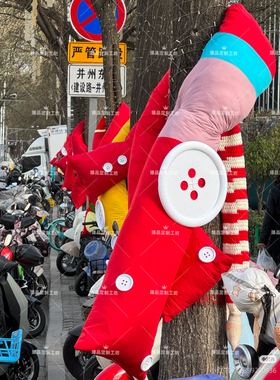 春节元旦街道景区树木装饰大树围巾装饰冬季道具大树木红色打卡点
