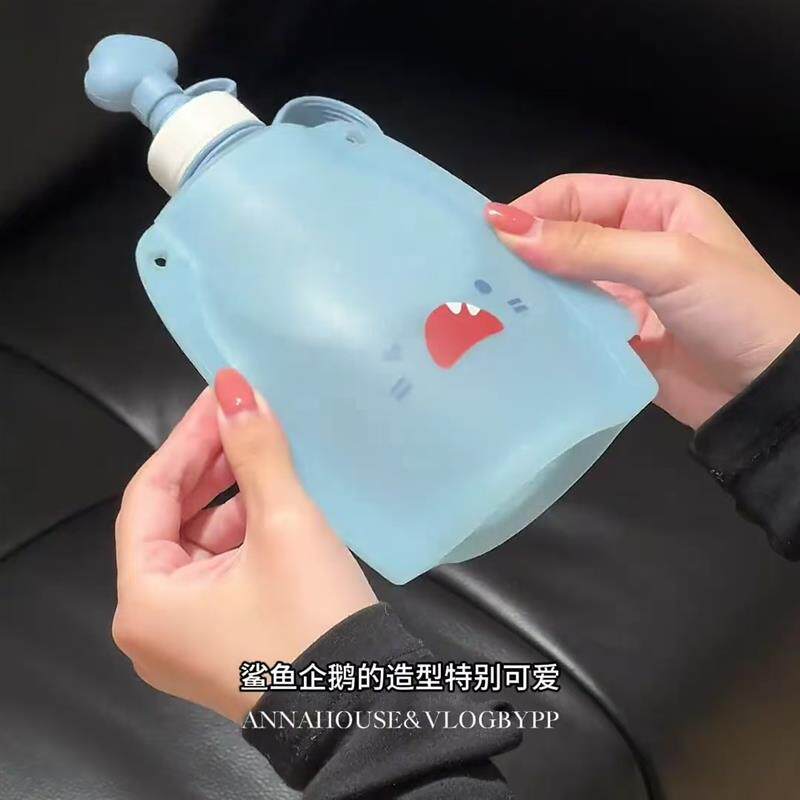 儿童水壶便携食品级宝宝硅胶水袋2026男童女可折叠轻便外出饮水包