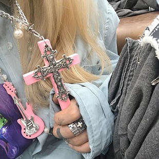 自制哥特风十字架项链粉色吉他项链亚欧文化配饰十字架项链长款