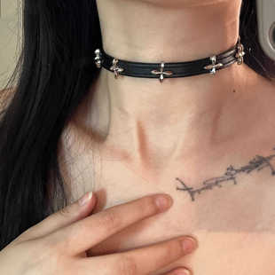 黑色十字架皮项链女高级感小众choker项圈脖子颈带颈链甜酷锁骨链