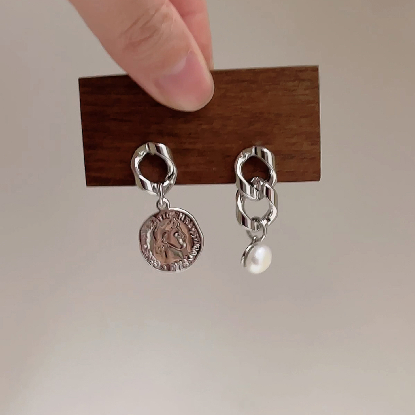 不对称镂空链条仿珍珠圆牌耳环女