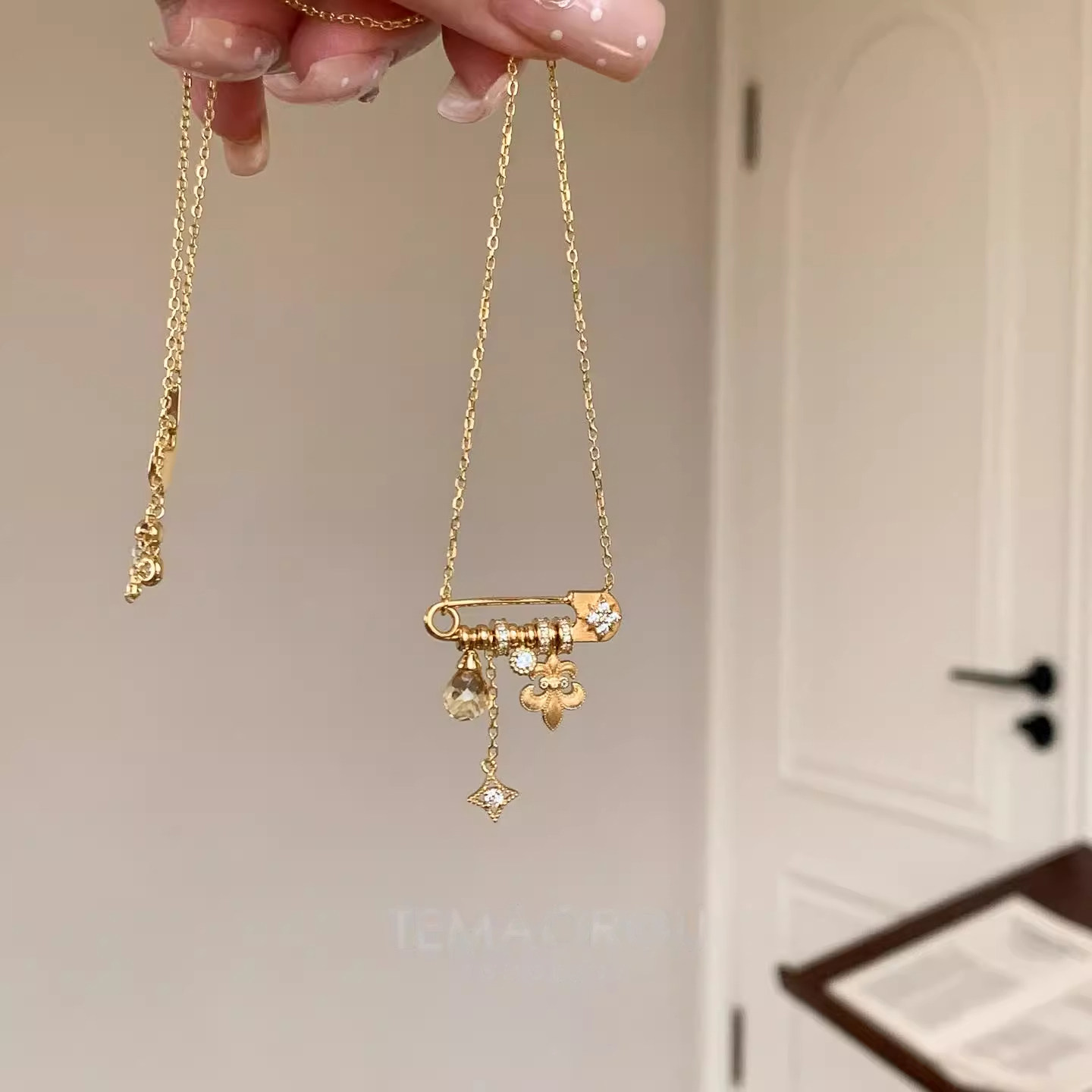 金色鸢尾花星芒别针吊坠项链小众图片