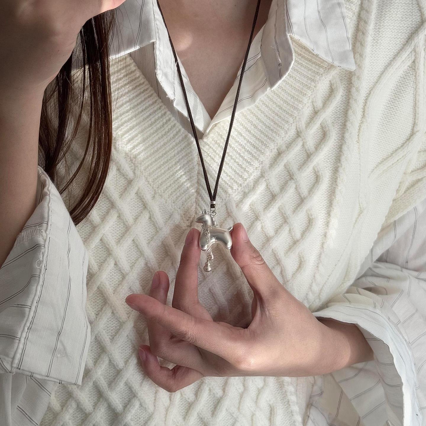 新中式立体小马驹钱币项链本命年轻奢小众棕色锁骨链