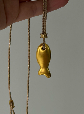 金色复古磨砂小鱼尾项链女款新中式秋冬复古风小众秋冬毛衣链吊坠