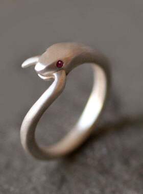 银色小蛇咬尾巴戒指女轻奢高级感