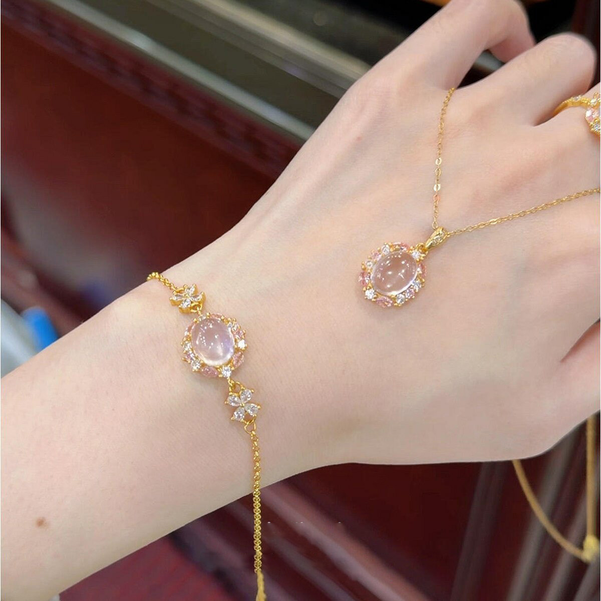金色仿水晶蛋面繁花手链女宫廷风图片