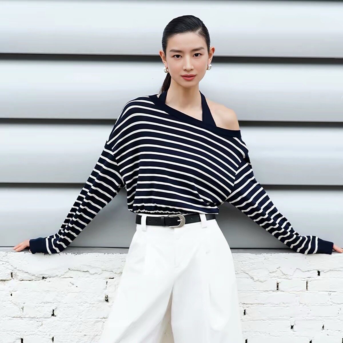 艾诺丝秋季新品设计感不对称条纹针织衫女一字领时尚露肩宽松上衣