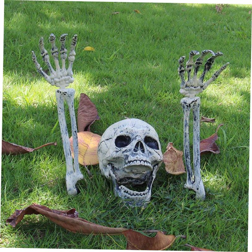 Halloween decorations with skull props万圣节骷髅头Party