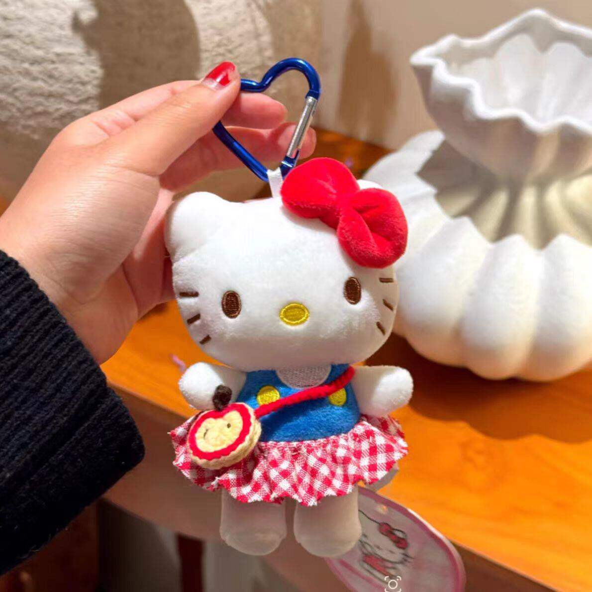 日本正版代购格子裙hellokitty包包挂件可爱车挂饰钥匙扣公仔礼物
