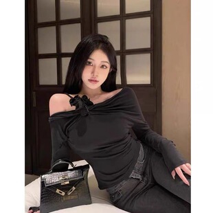 春季独特甜辣妹一字露肩不规则打底衫女内搭高级感正肩修身小上衣