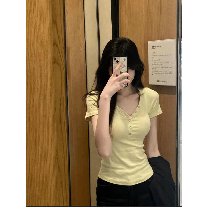奶黄色v领正肩短袖t恤女夏季2025新款修身设计感纽扣美式辣妹上衣