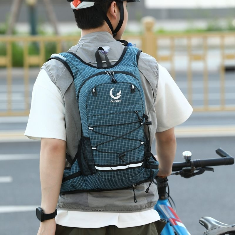 轻量化户外登山背包透气耐磨徒步旅行男女款双肩收纳背包